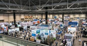 Stand en PACK EXPO International 2026 diseñado por iKonic360 en el McCormick Place de Chicago, destacando maquinaria de envasado industrial y señalética de alta visibilidad bajo normativas técnicas de USA.