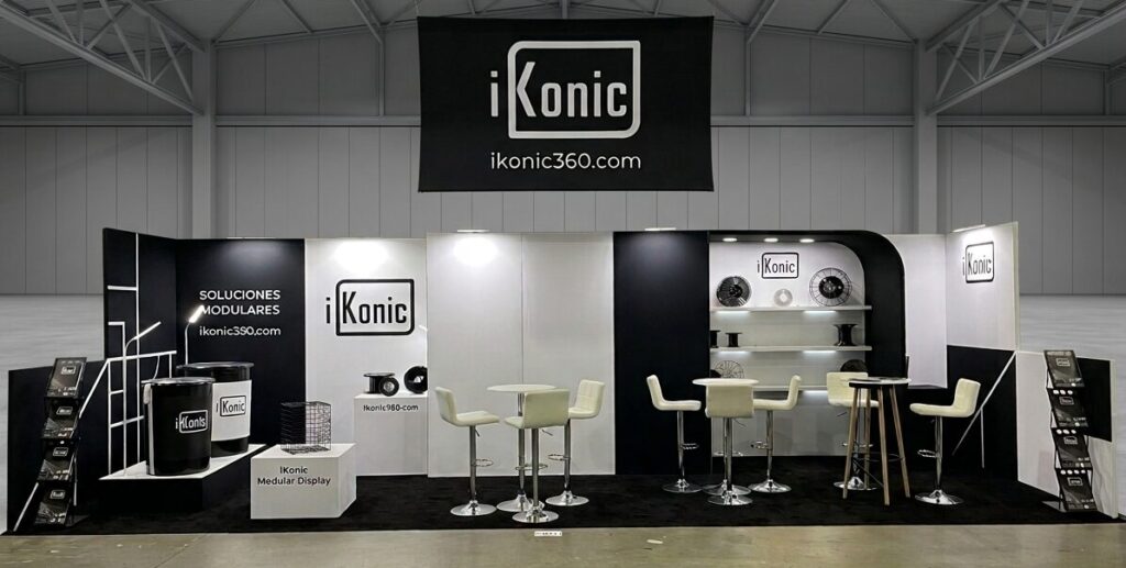 stands modulares para empresas de iKonic360 con diseño minimalista blanco y negro, arco superior y esquinas curvas de tecnología Duo Display en una feria