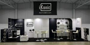 stands modulares para empresas de iKonic360 con diseño minimalista blanco y negro, arco superior y esquinas curvas de tecnología Duo Display en una feria